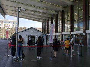 stazione Termini di Roma, persone in attesa di fare il tampone rapido