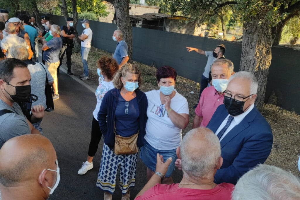 Il sindaco di Guidonia Michel Barbet presente al presidio No discarica di Albano Laziale