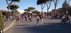 a passeggio in via dei fori imperiali