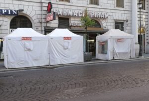 gazebo dove si eseguono tamponi per la positività al covid e vaccini anti covid