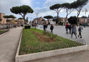 passeggio su via dei Fori imperiali a Roma