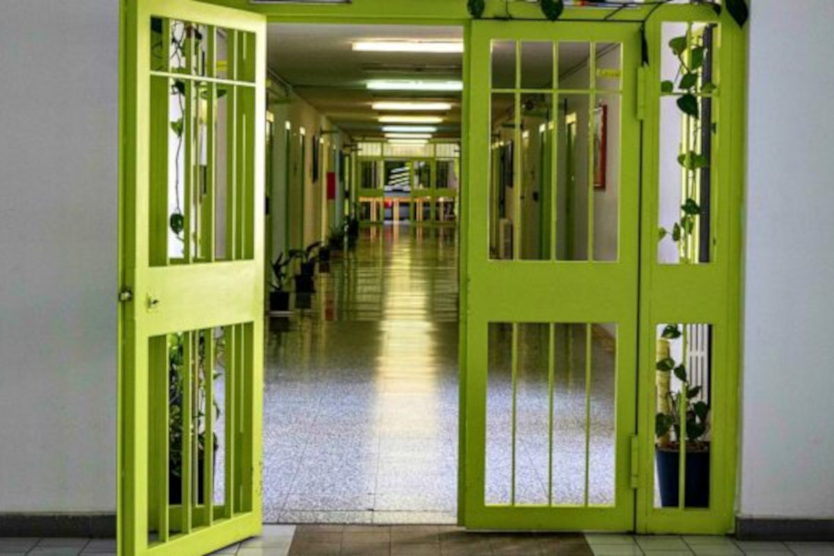 Interno del carcere con cancelli