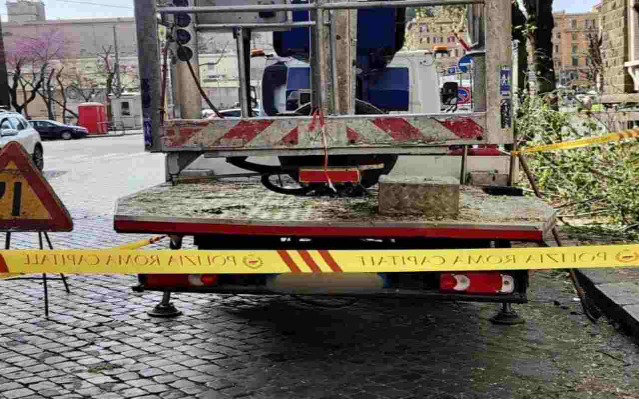 Camion e transenne per Potatura alberi