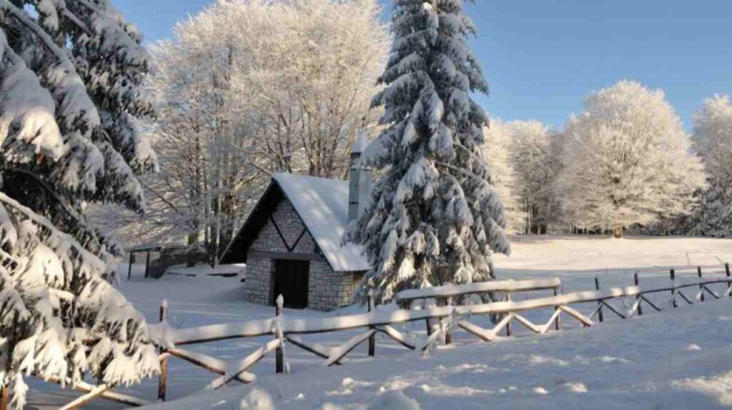 Monte Livata, casolare circondato dalla neve