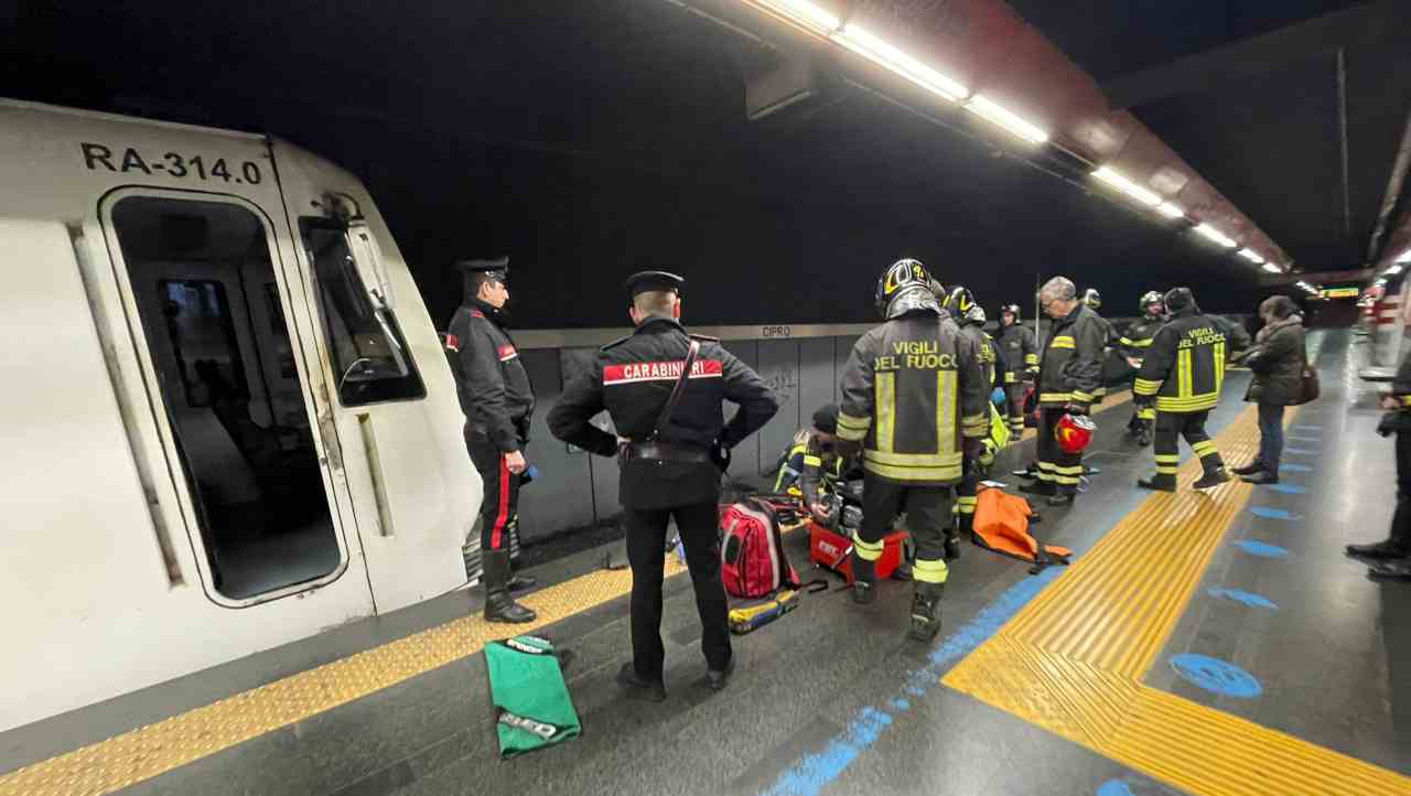 Roma, Uomo Si Lancia Sui Binari Della Metro Linea A: è Grave