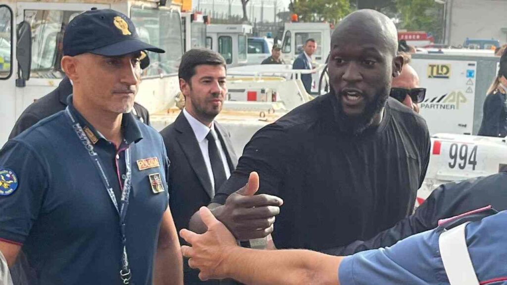 Lukaku all'arrivo all'aeroporto di Ciampino