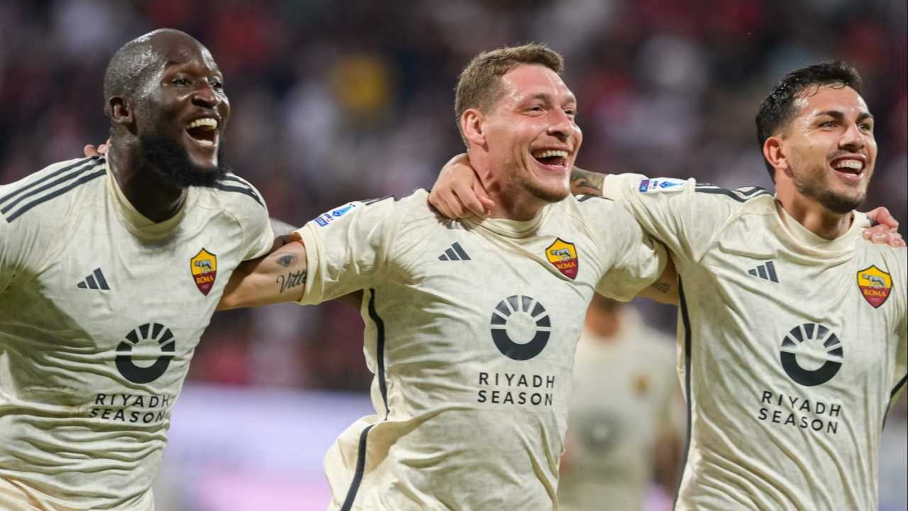 Lukaku, Belotti e Paredes esultano nella partita di calcio di serie A tra Cagliari e Roma