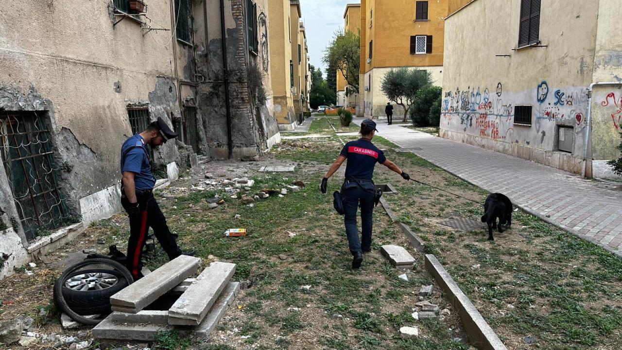 Carabinieri nel quartiere del Quarticciolo di Roma