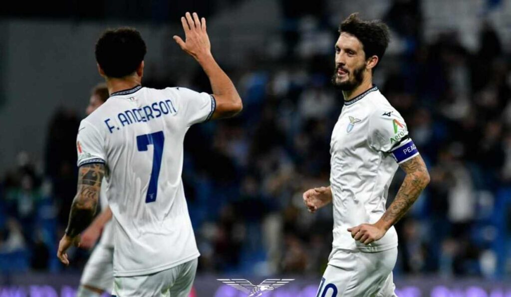 Luis Alberto e Felipe Anderson esultano dopo il gol nella partita di calcio di seie A contro il Sassuolo