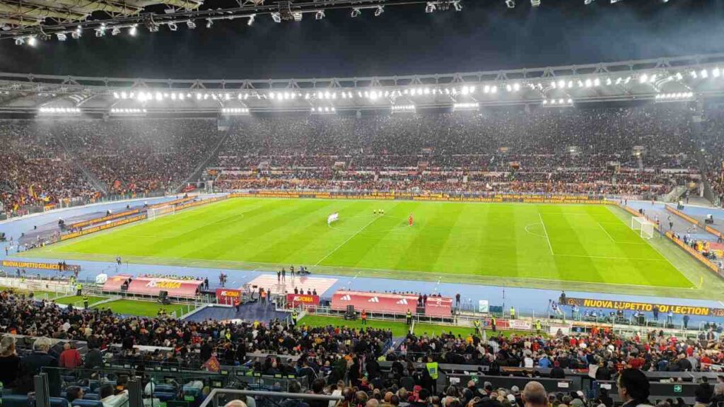 Il minuto di raccoglimento dello Stadio Olimpico prima di Roma-Lecce