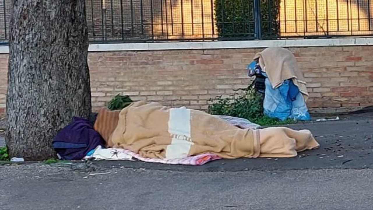 Senzatetto dorme in strada