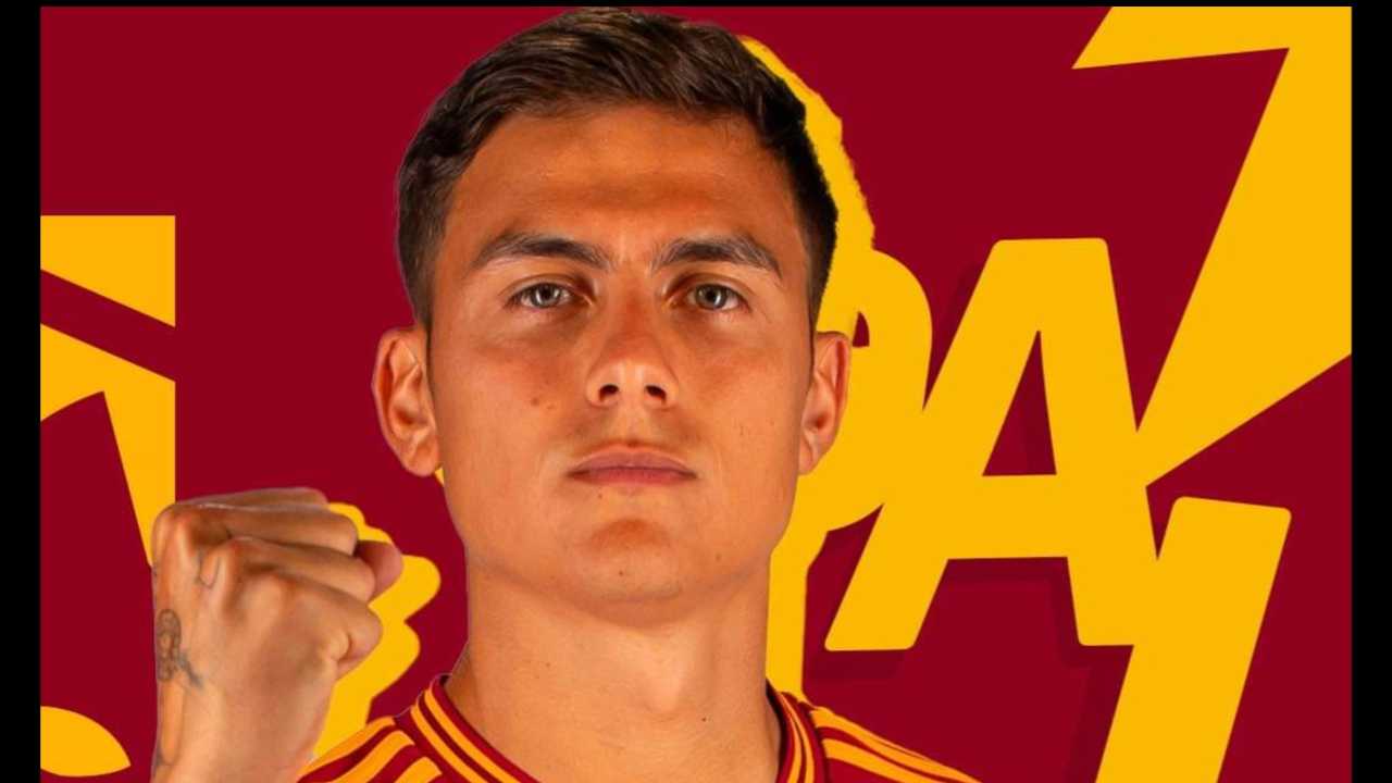 Dybala, della squadra di calcio della Roma, col pugno chiuso