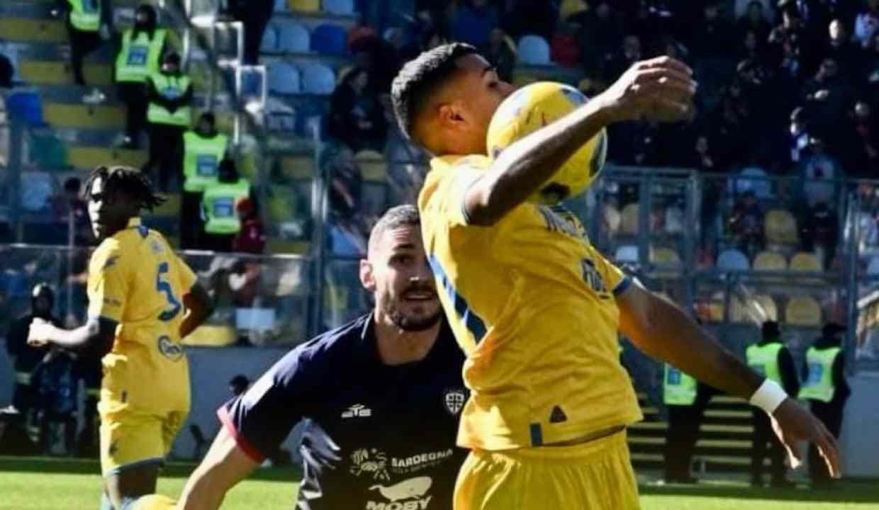 Un'azione di gioco della partita di calcio di serie A Frosinone-Cagliari