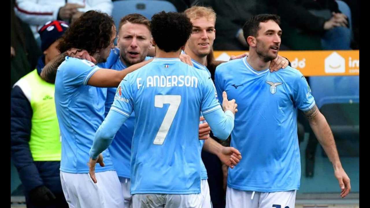 Immobile festeggiato dai compagni dopo il gol nella partita di calcio di serie A contro il Cagliari