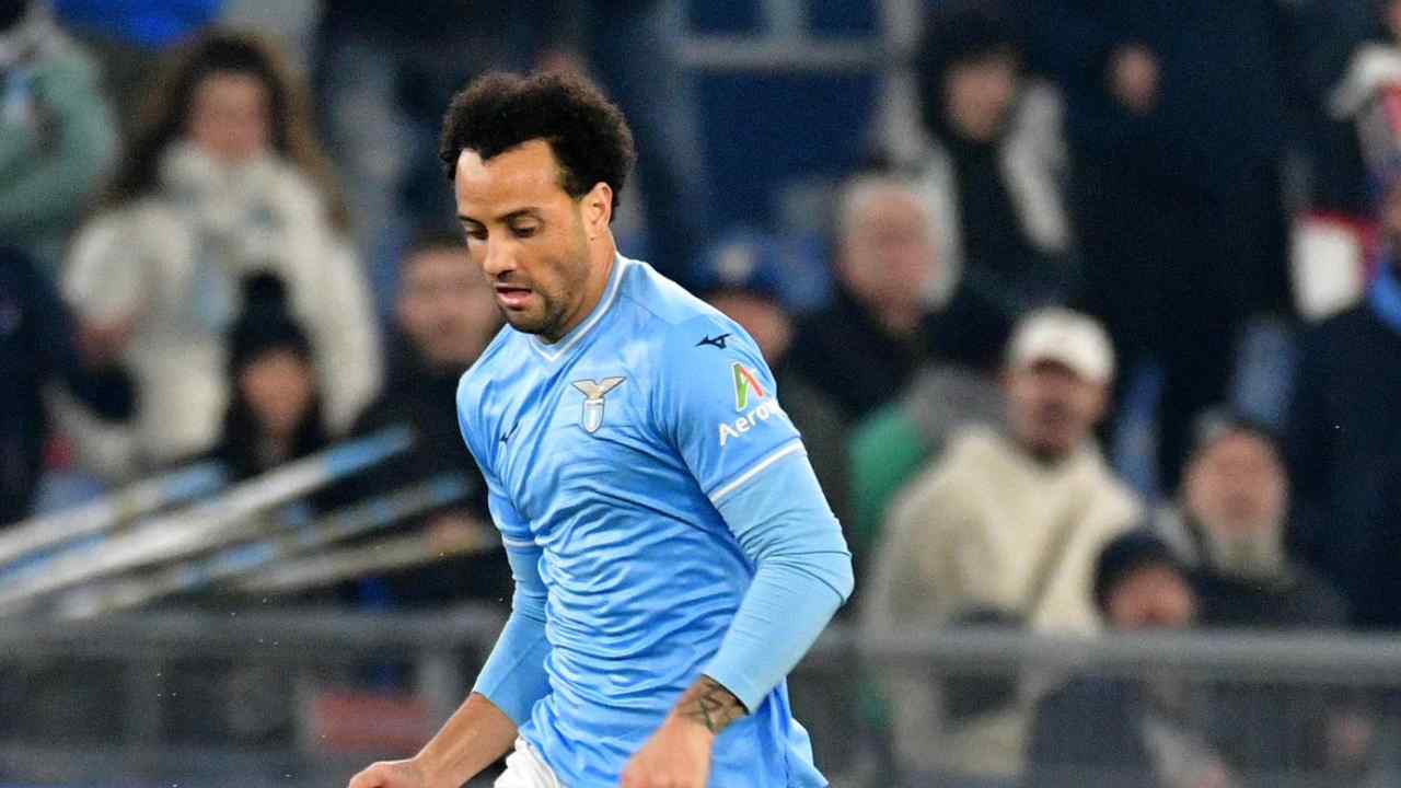 Felipe Anderson va sul fondo per effettuare un cross nella partita di calcio di serie A contro l'Udinese