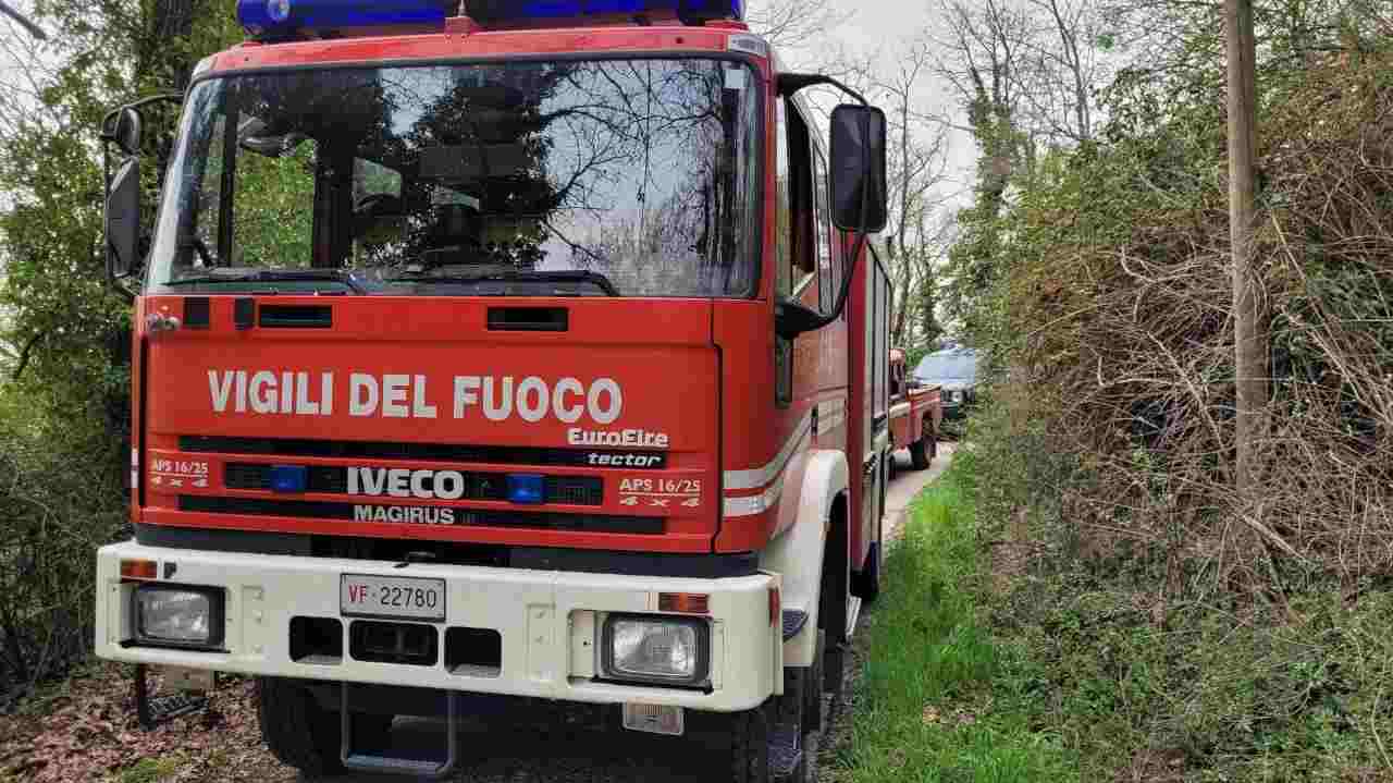 Camion dei Vigili del Fuoco nelle operazioni di ricerca di uno scomparso