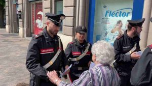 Carabinieri avvicinano una coppia di anziani a Roma