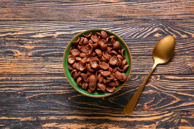 Corn flakes al gusto cacao in una ciotola da colazione - foto Deposiphotos - Ilquotidianodellazio.it