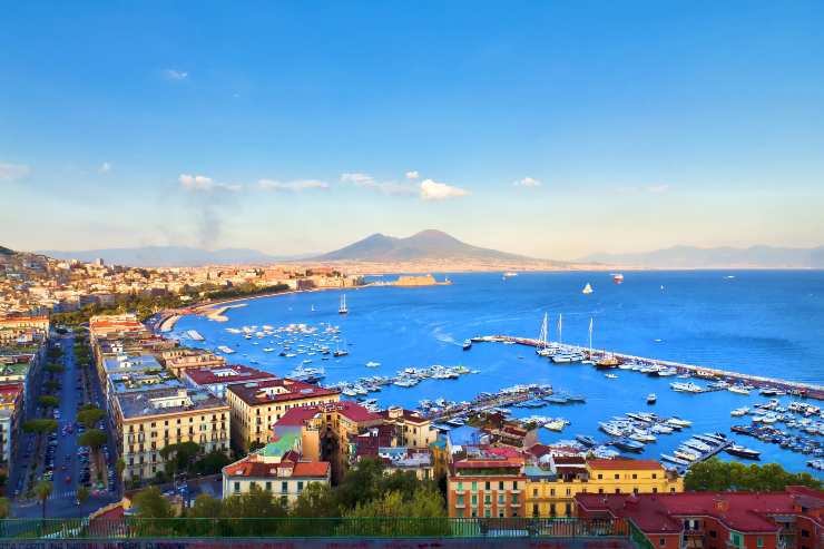 Il bel panorama della città di Napoli e del golfo - foto Depositphotos - Ilquotidianodellazio.it