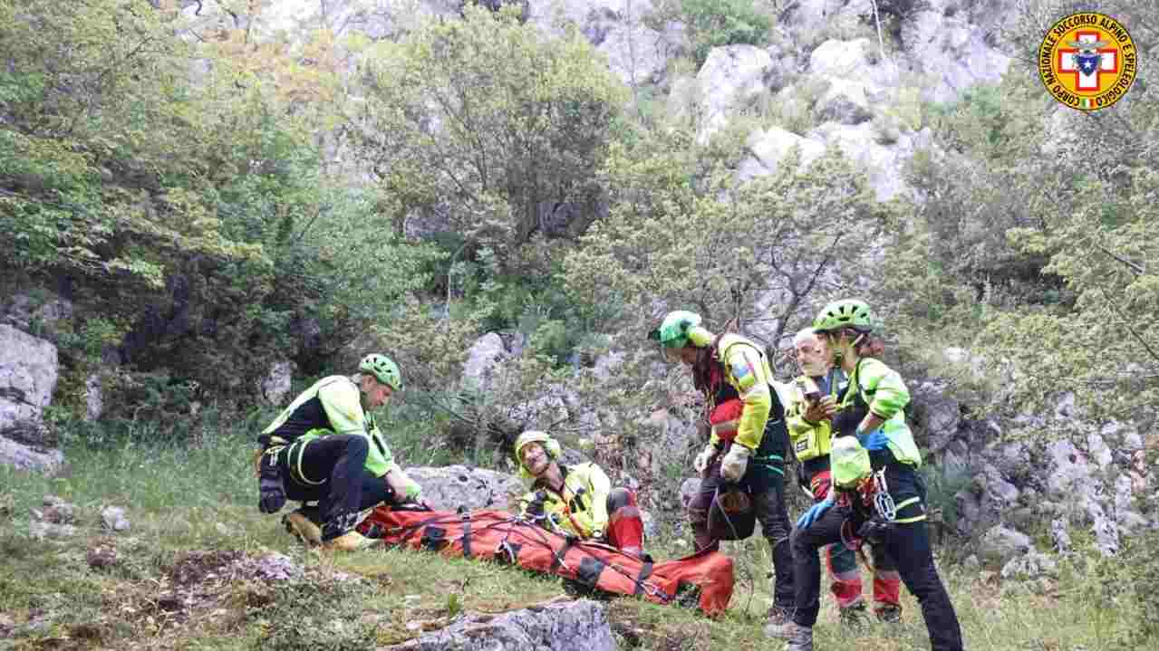 Soccorso a un arrampicatore in falesia caduto durante la scalata a Contigni (Ri)