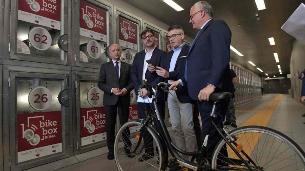 Parcheggio per le bici alle stazioni metro di Roma, il Sindaco Gualtieri all'inaugurazione del servizio