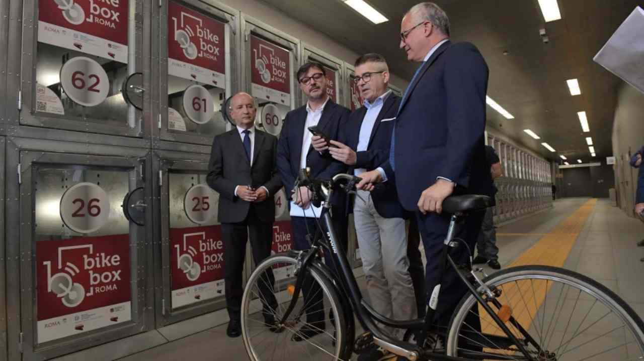 Parcheggio per le bici alle stazioni metro di Roma, il Sindaco Gualtieri all'inaugurazione del servizio