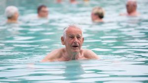 Nuotatore anziano in piscina