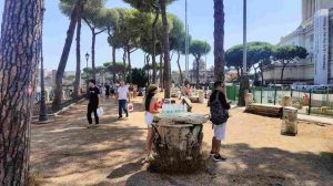 Bottigliette di acqua vendute illegalmente sopra un capitello antico a piazza Venezia