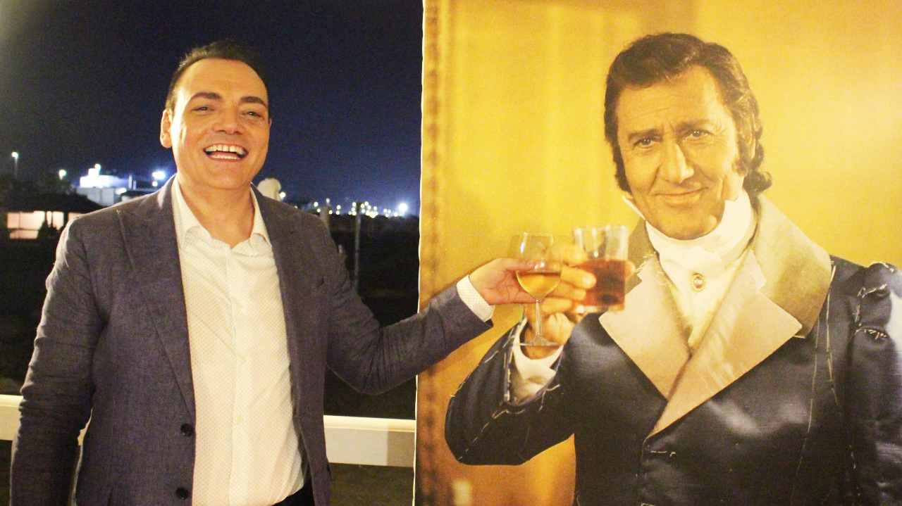 Il curatore della mostra Igor Righetti con suo cugino Alberto Sordi nei panni del Marchese del Grillo