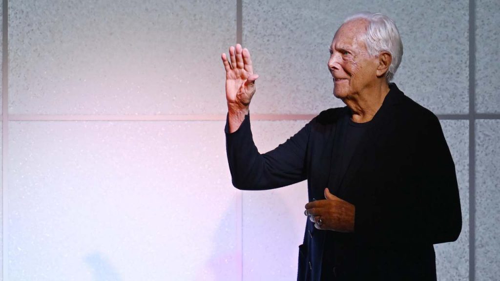 Il saluto a Giorgio Armani è da brividi