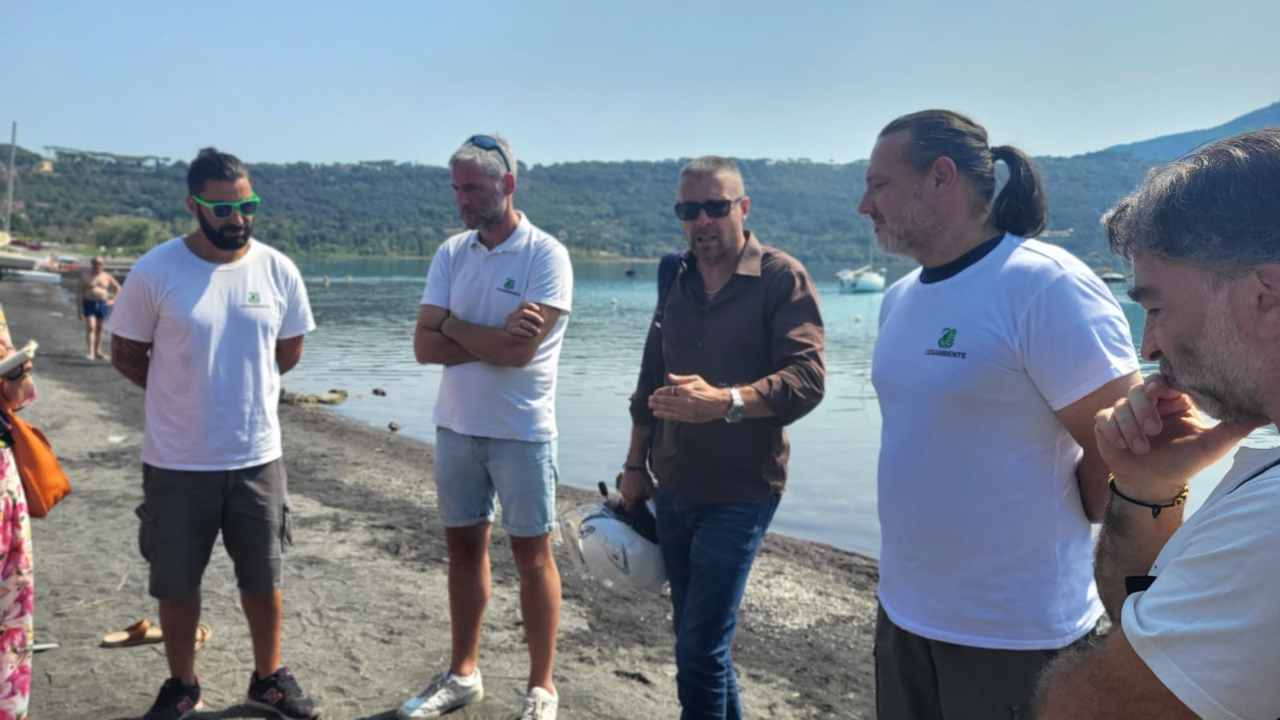 Tecnici e volontari di Legambiente sulle rive del lago laziale