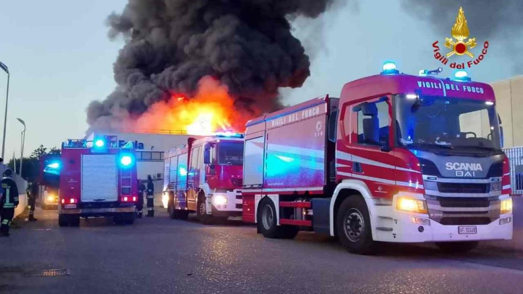 L'intervento dei vigili del fuoco durante l'incendio dello stabilimento Farla