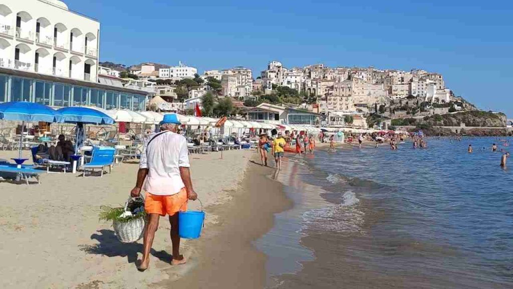 Sperlonga, spiaggia e borgo e venditore di cocco