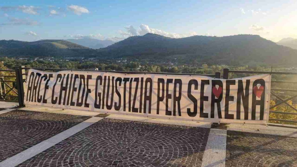 messaggio di giustizia per Serena Mollicone scritto su telo bianco apparso ad Arce