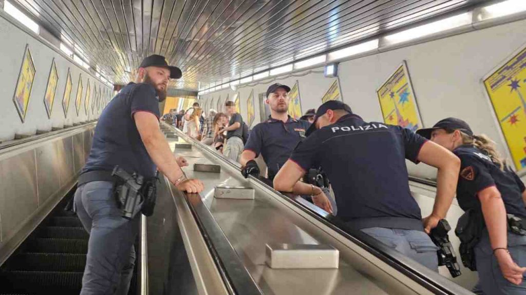 Agenti di Polizia nella metro di Roma