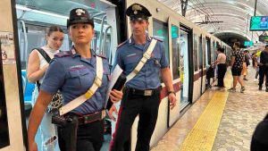 Carabinieri contro i borseggiatori metro Roma