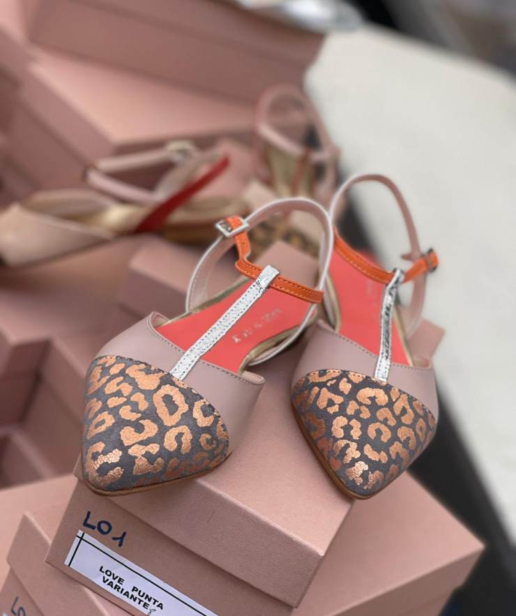 Scarpe di moda, "Love punta", mercato Ambulanti di Forte dei Marmi