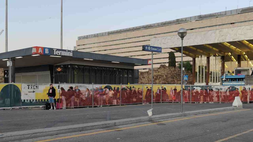 Fila di utenti in attesa di prendere un taxi a Termini