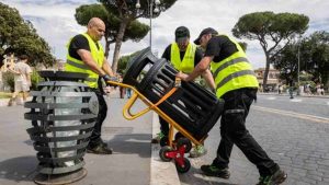 Posizionamento dei nuovi cestini dei rifiuti nel centro di Roma