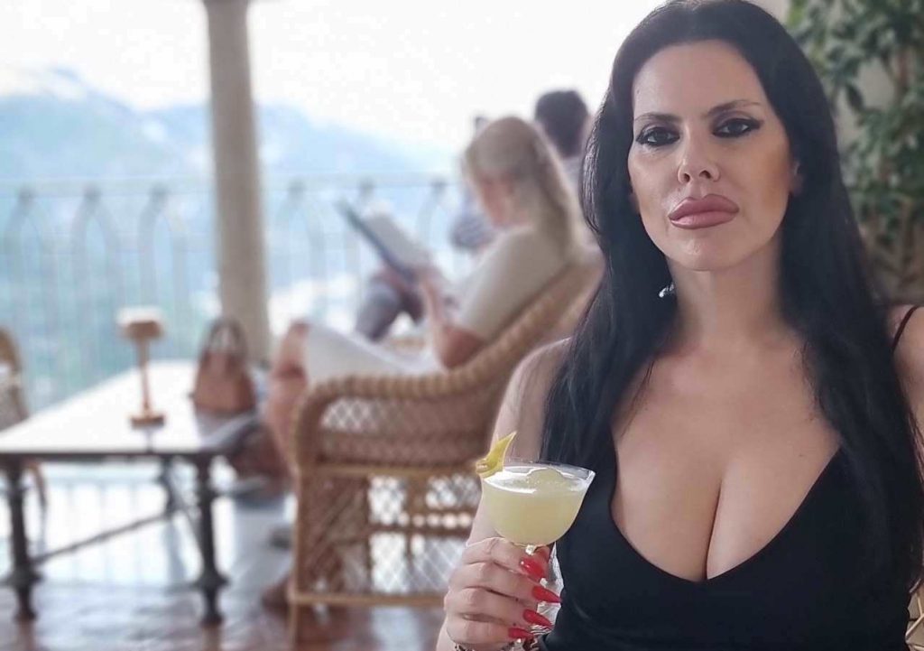 Donna prende aperitivo sul terrazzo del Caruso Belmond a Ravello