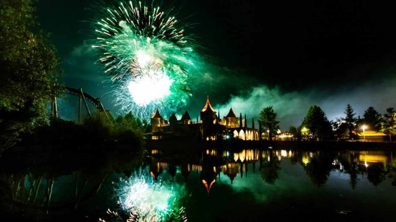 Explosive Ferragosto at MagicLand: between fluo parties, fireworks and fun