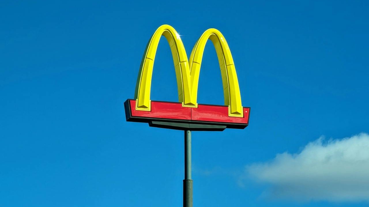 INSEGNA LOGO MCDONALD_pexels-aneesh-19446521