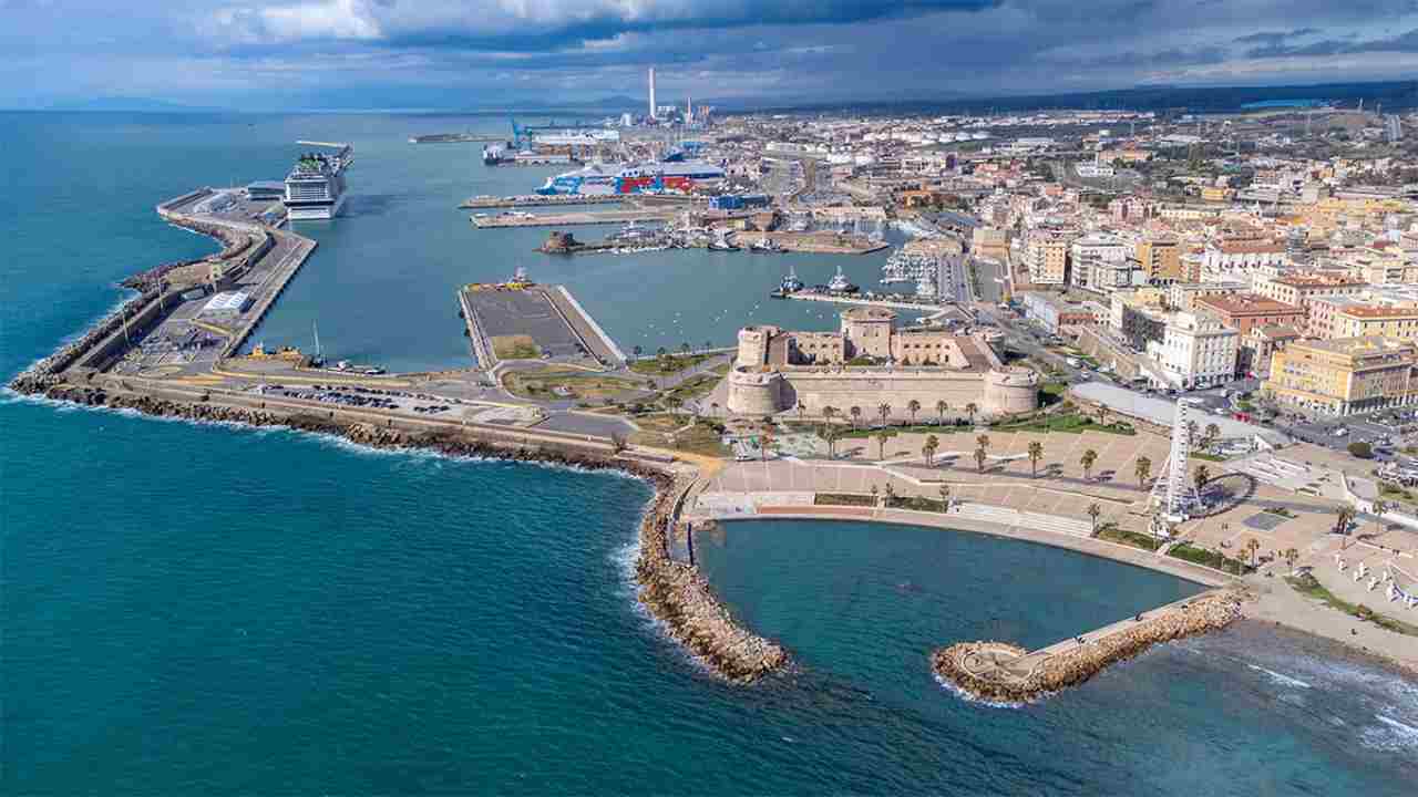 Porto di Civitavecchia in una fotografia aerea