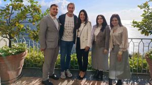 Hotel Caruso a Ravello, al centro Paolo Calabresi e Iolanda Mansi