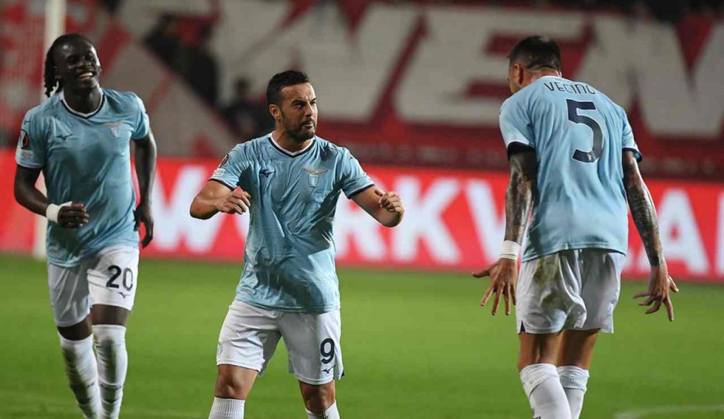 Pedro, Tchaouna e Vecino festeggiano il gol del vantaggio