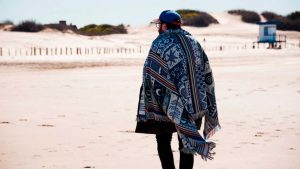 Uomo che passeggia sulla spiaggia