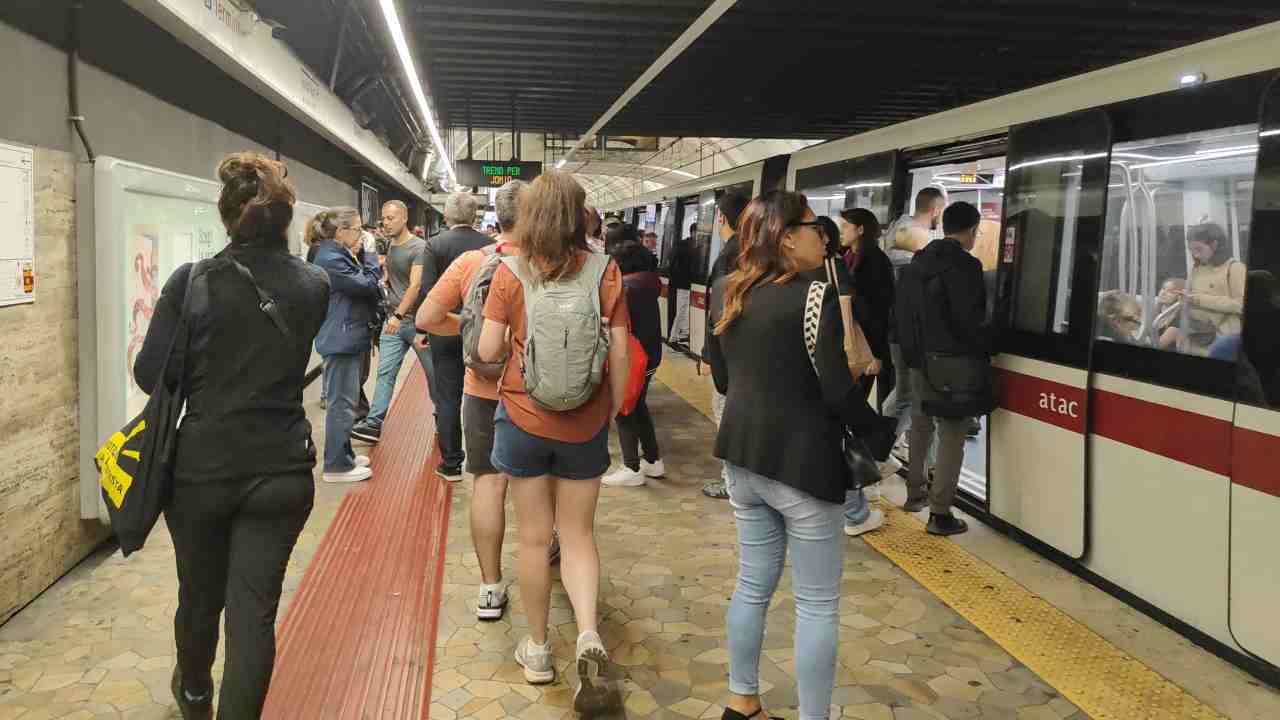 Metrpolitana di Roma, utenti sulla banchina si apprestano a salire sul vagone arrivato