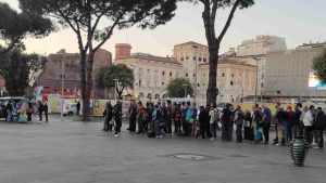 poveri, bisognosi, senzatetto in fila per un pasto donato dalle associazioni di volontari