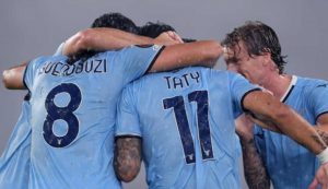 I giocatori della Lazio festeggiano il gol