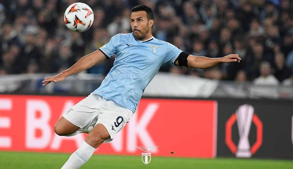 Pedro si coordina per calciare il pallone